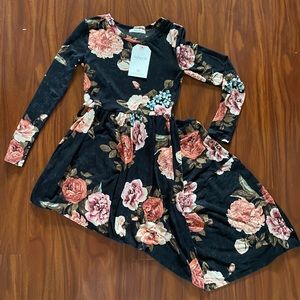 Black floral maxi dress w/pockets 5’